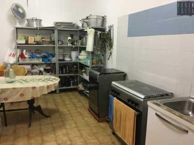 ... ci mostrano la cucina, piccola ma funzionale...